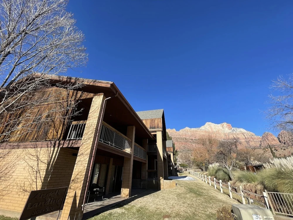 Driftwood Lodge