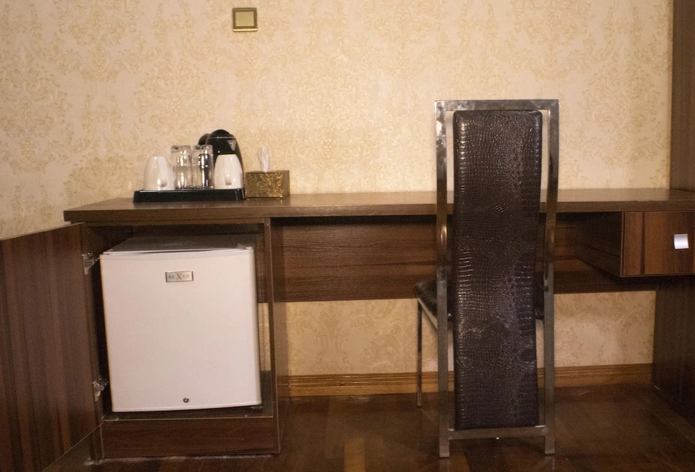 MAHOGANY HOTEL AND SUITES