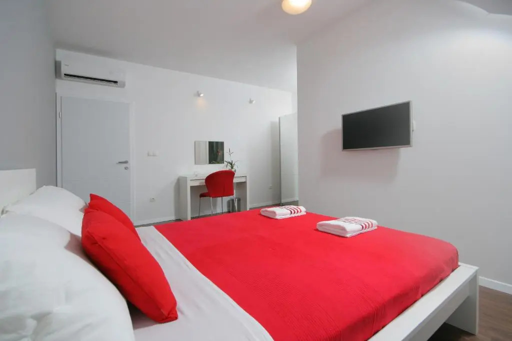 Charm Apartments And Rooms