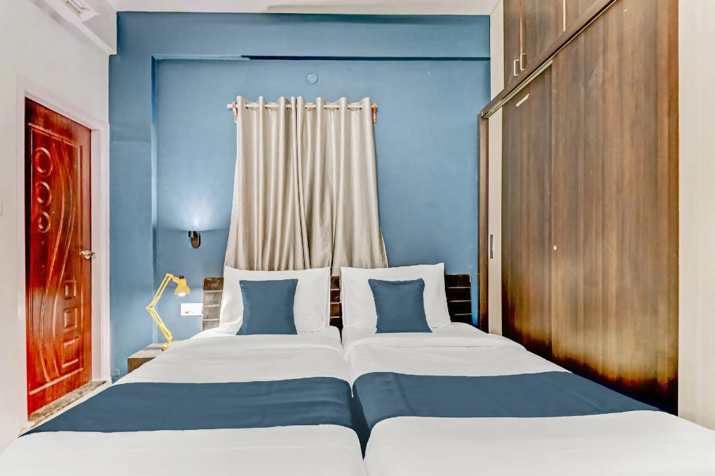 OYO Silverkey Executive Stays,24047 Airport