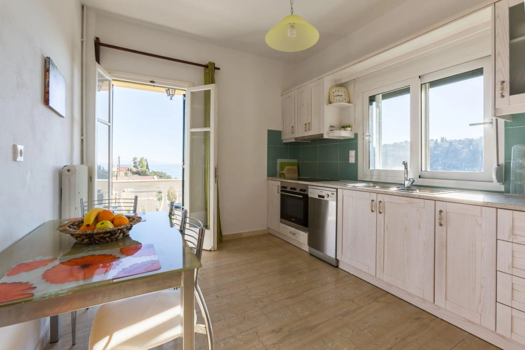 Bakers House Upper Walk to Beach A C Wifi Car Not Required - 193