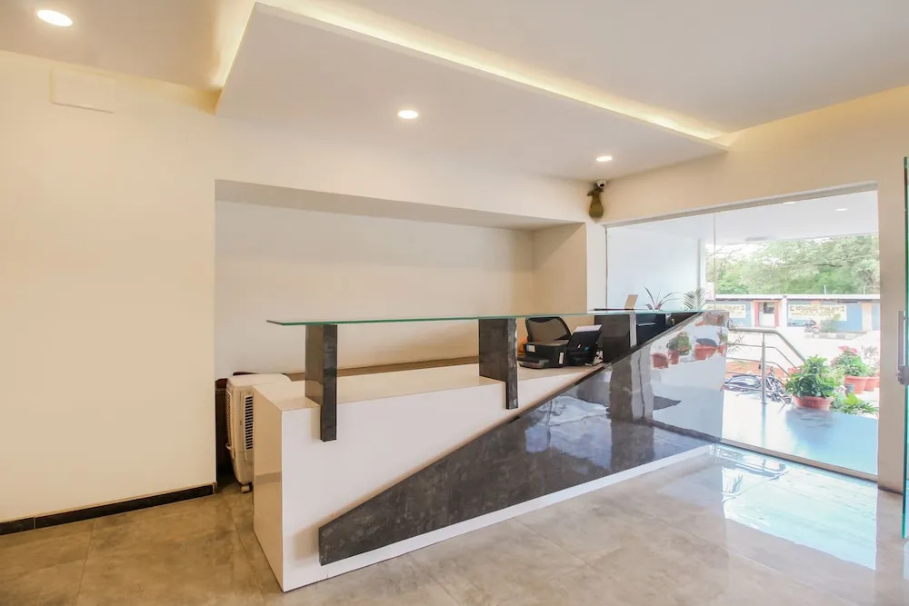 Oyo 30651 Hotel Meridian