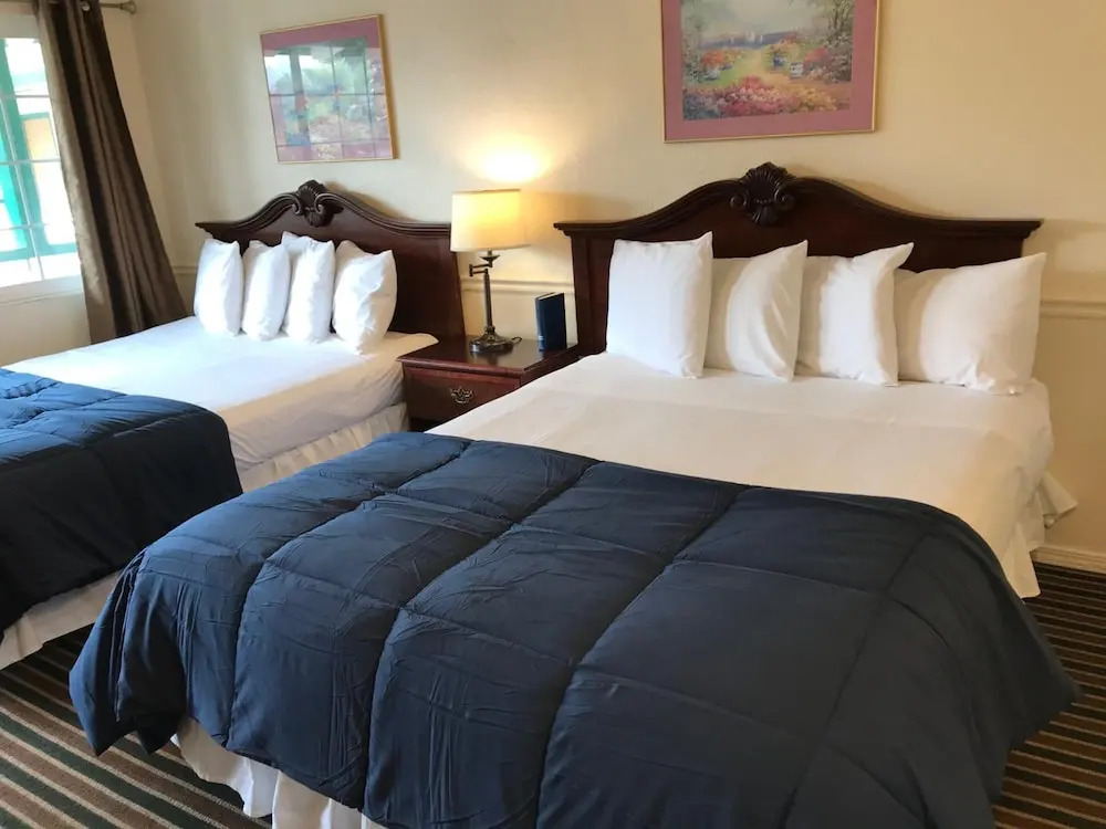 Monterey Pines Inn