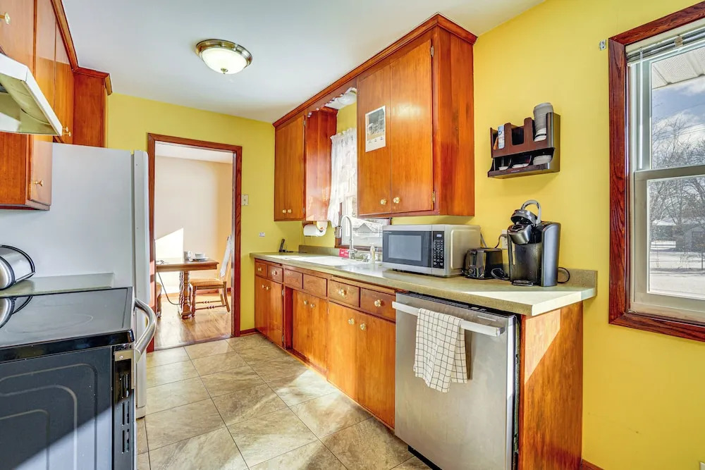 12 Mi to St Paul: Pet-friendly Home w/ Backyard