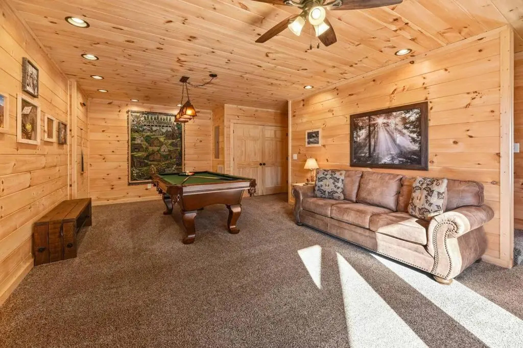 Walnut Ridge Cabin. Sleeps 7-11! Hot tub, pool table, minutes to downtown Gatlinburg!
