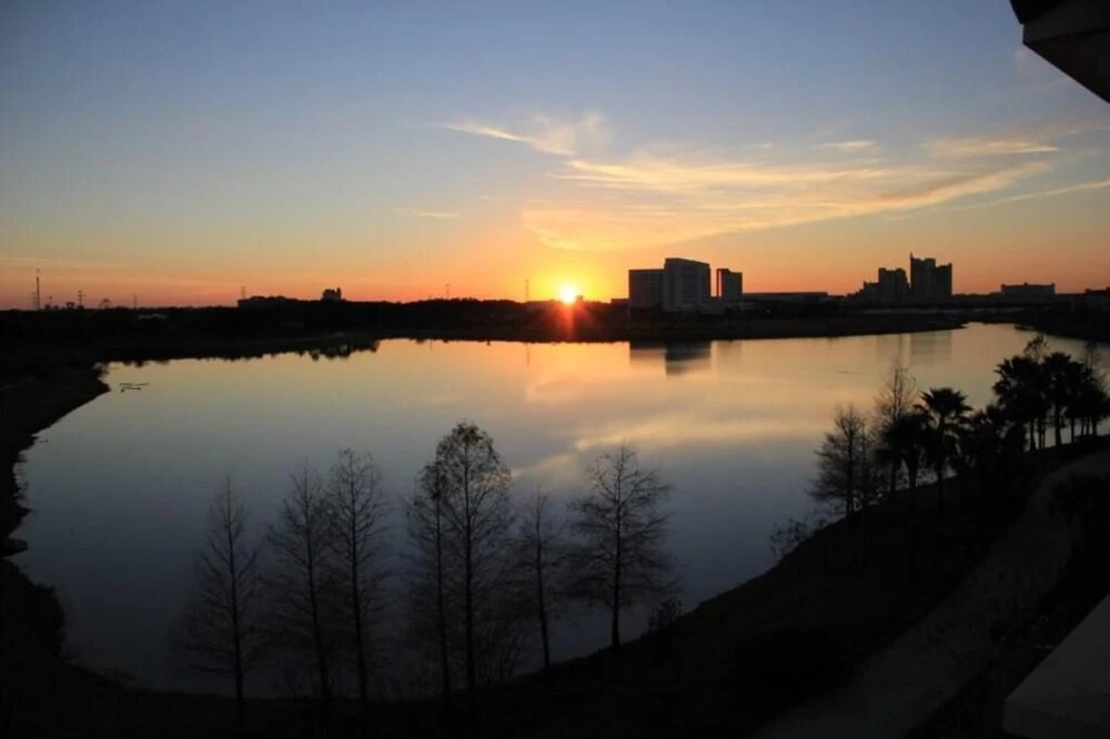 Lake View 3 Br Condo by RedAwning