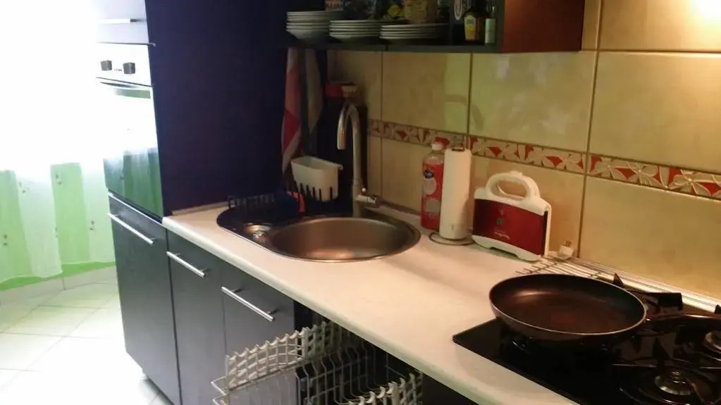 APARTAMENT VENGE -CAŁE MIESZKANIE 46m2 NA WYŁĄCZNOŚĆ - Z JEDNĄ SYPIALNIĄ I JEDNYM SYPIALNO-SALONEM -3 PIĘTRO BEZ WINDY- REZERWACJA BEZ KARTY KREDYTOWEJ-KLIMATYZACJA-NETFLIX-2 ŁÓŻECZKA DZIECIĘCE, BEZPŁATNY PARKING PUBLICZNY NA MONITOROWANYM PODWÓRZU