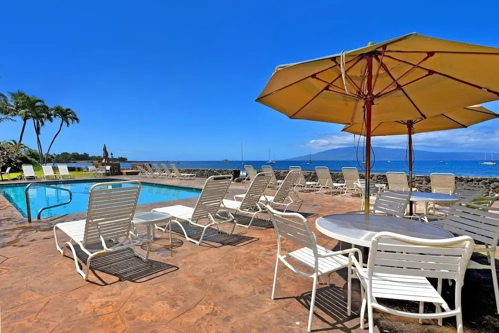 Lahaina Roads #205 1 Bedroom Condo by Redawning