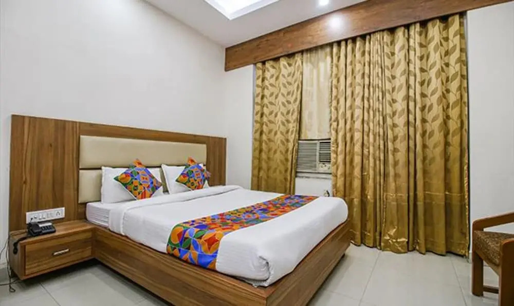 FabHotel Silver Inn I - Near Prabhat Chauraha