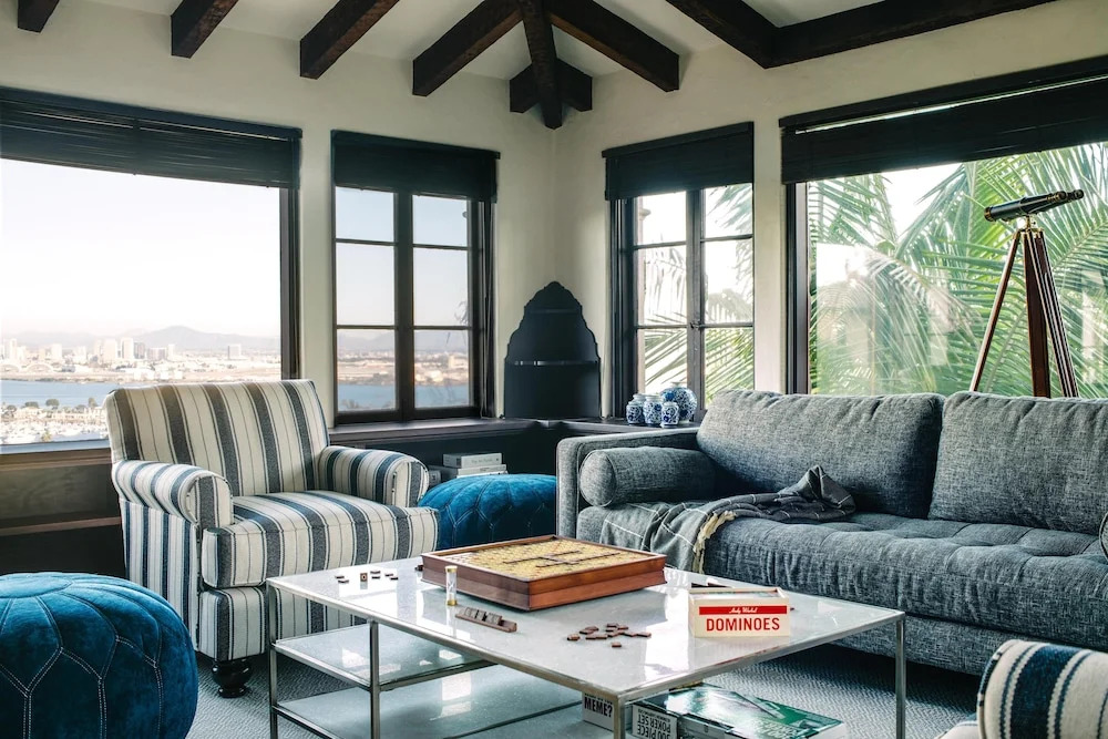 Frida by AvantStay | Sleeps 16! Prvt Estate w/ Tennis Ct & Mins to Beach!