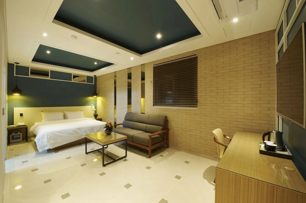 Hotel B