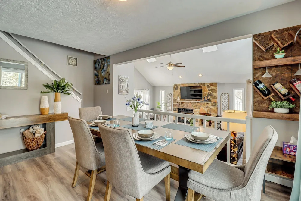 Contemporary House in Lakeside Community! Poconos