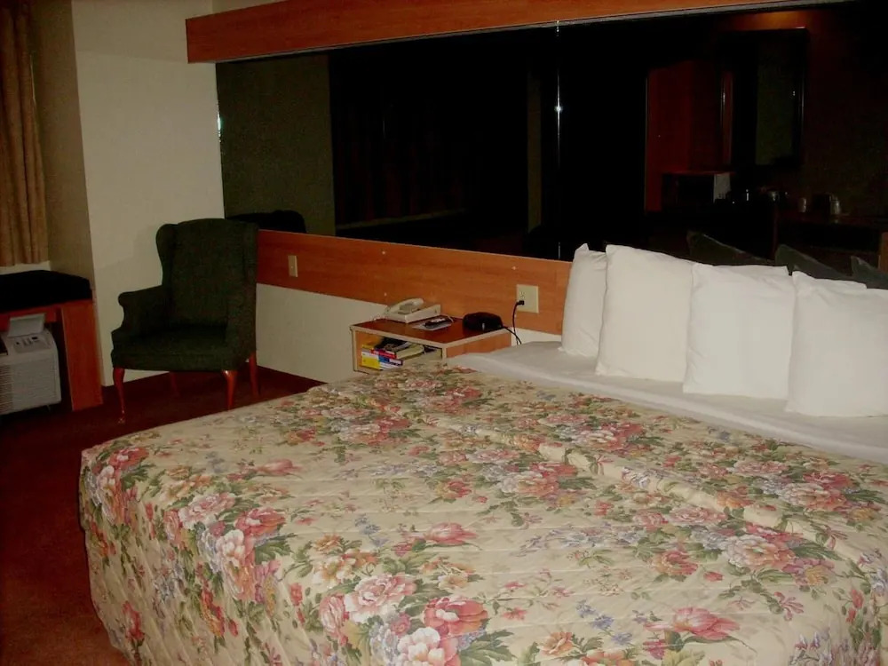 Western Skies Inn & Suites