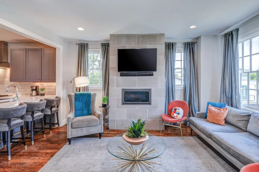 Skyline View - High-End Home, 2 Vibrant Districts by RedAwning
