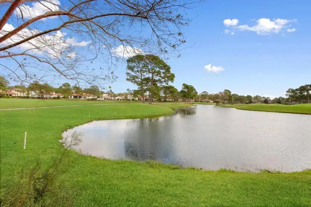 4 Bedroom house on the golf course with 2 golf carts!