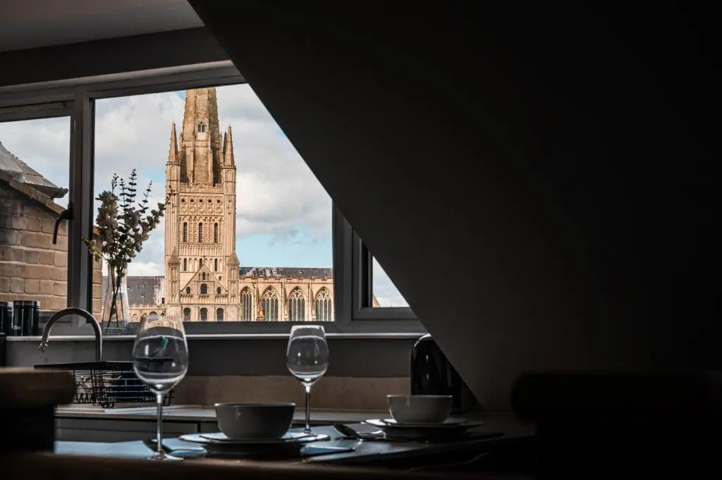 Lovely 2-bed double en-suite with Cathedral views