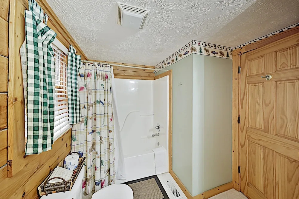 The Bear Essentials Getaway W/ Hot Tub 3 Bedroom Cabin