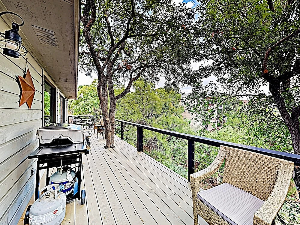 New Listing! Stunning Lakefront W/ Hot Tub & Cove 4 Bedroom Home