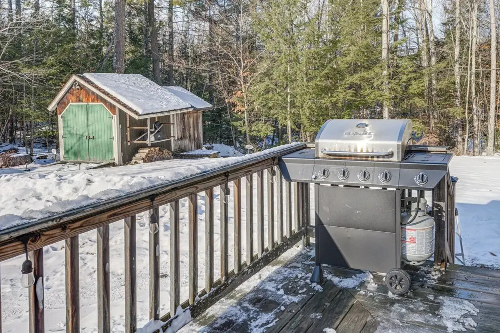 Deck & Fire Pit: Cottage Near Monadnock State Park