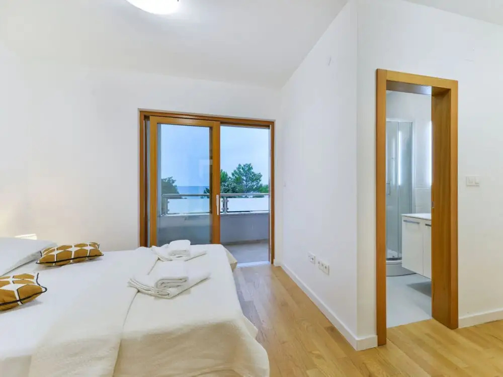 New Villa With Pool and Roof Terrace