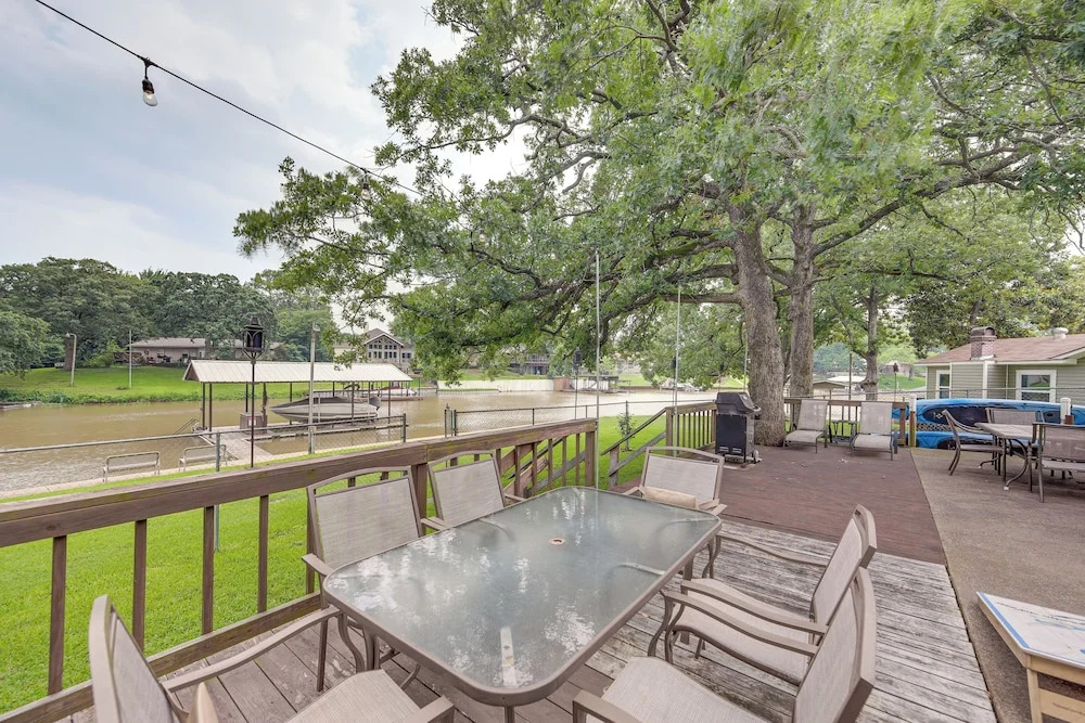 Lakefront Gun Barrel City Home w/ Dock & Deck