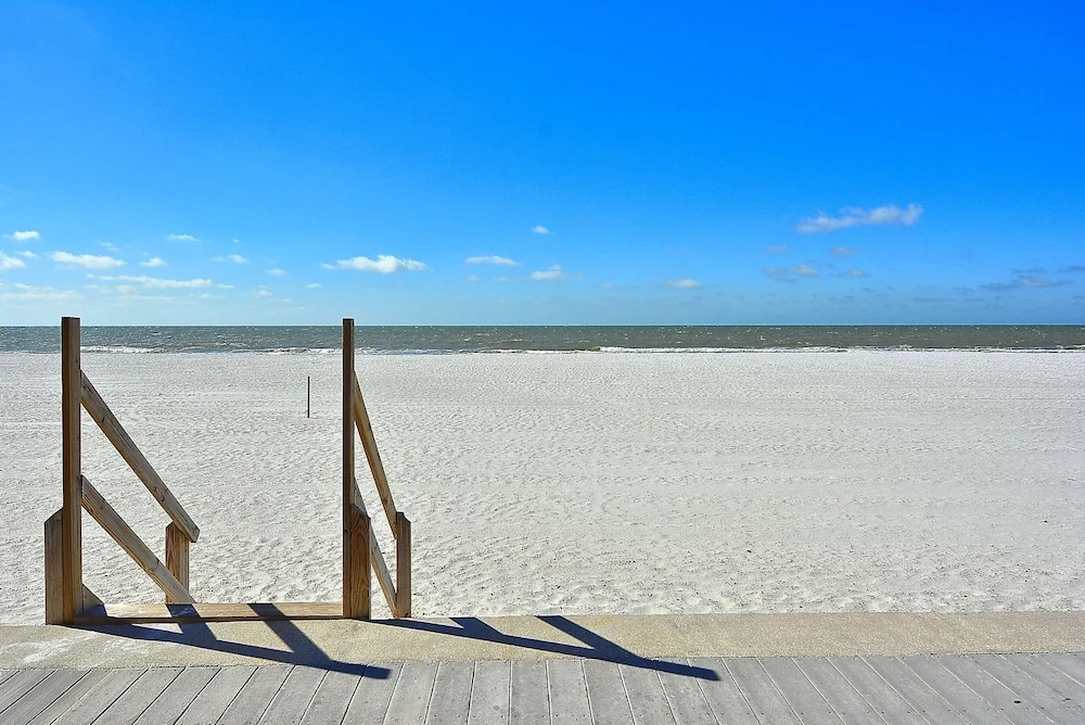 Sunset Chateau 312 Just remodeled, Perfect Sunset Beach location