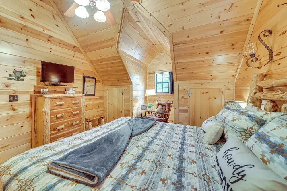 Hot Tub + Game Room: Family Retreat in Broken Bow
