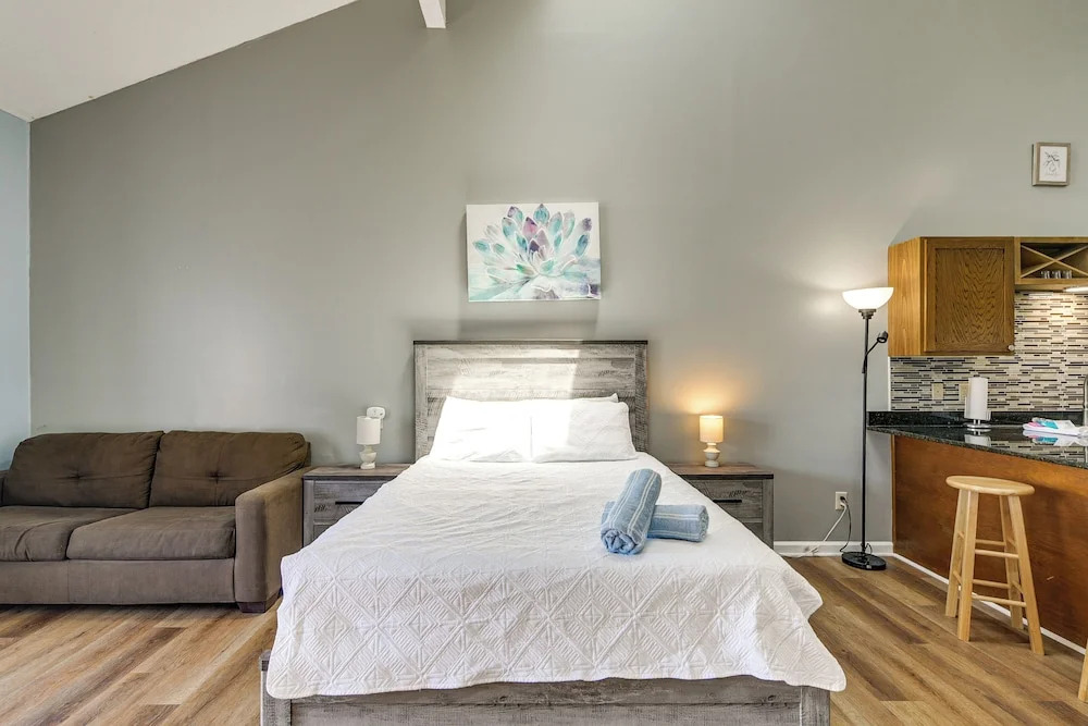 4 Mi to Cherry Grove Beach: Studio w/ Pool!