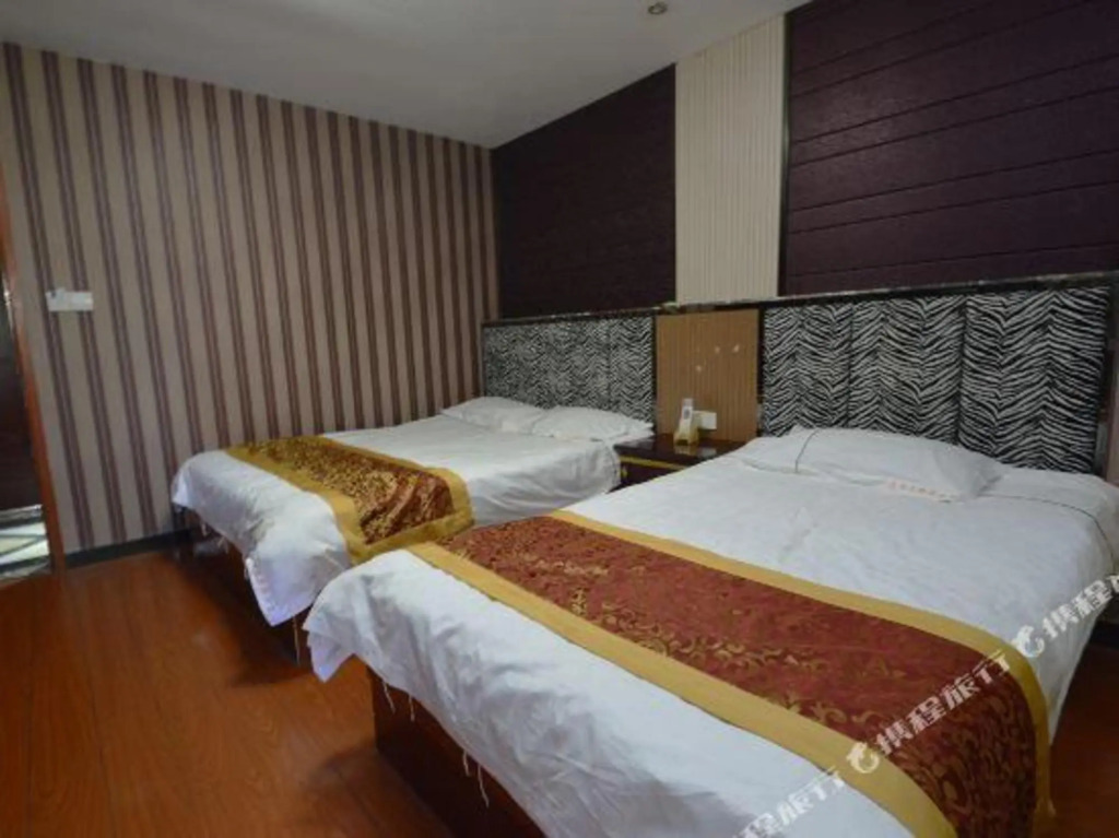 Lanwan Qingxiang Hotel (Fenghuang West Street Yunjin Road Subway Station)