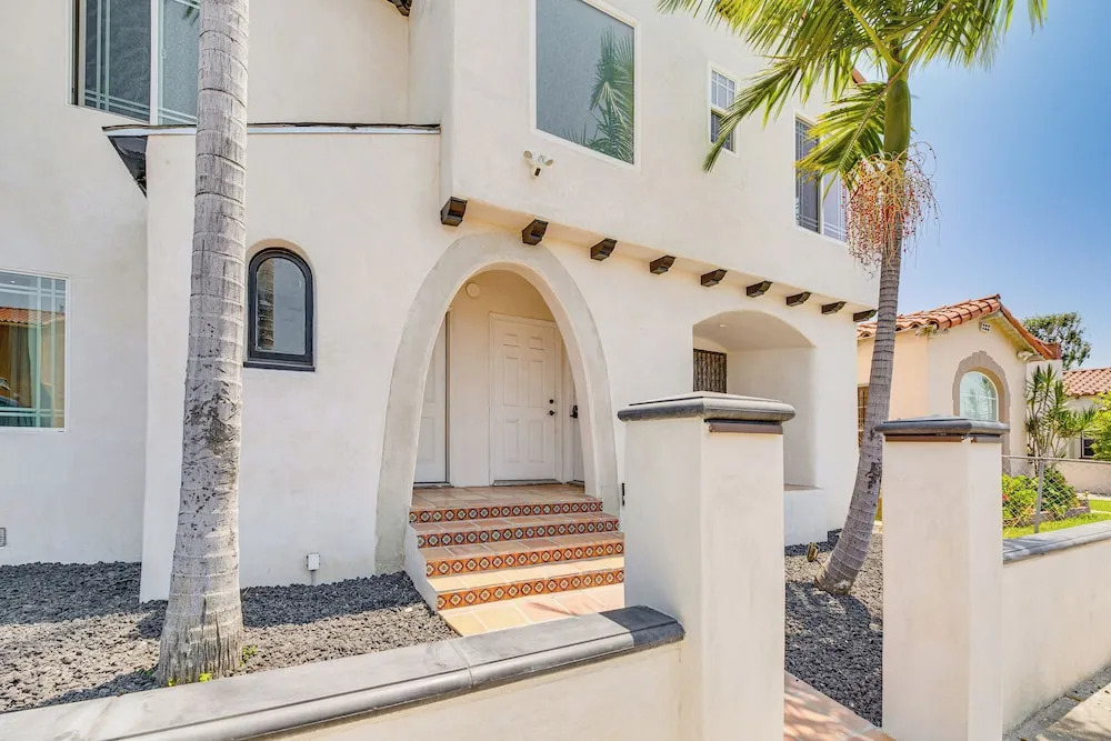 2 Mi to Citadel Outlets! East LA Retreat Near I-5