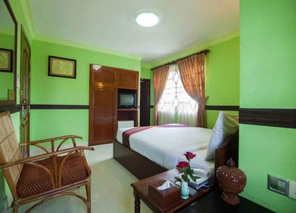 Long Live Hotel
