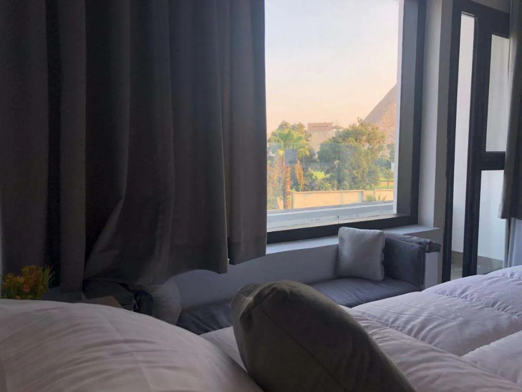Hours Pyramids Inn