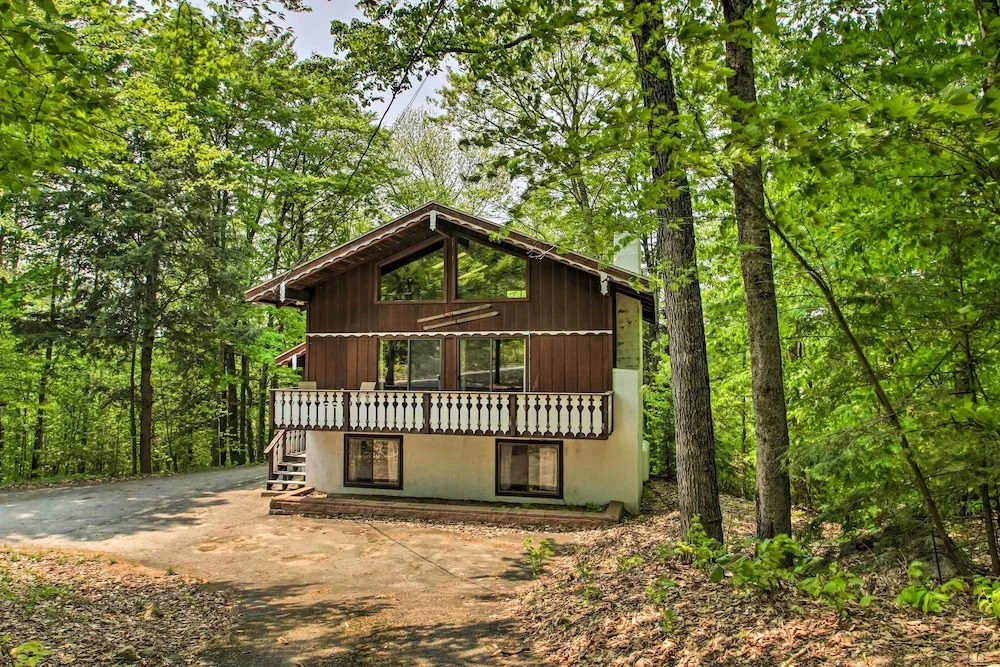 Swiss-style Chalet w/ Fireplace - Near Story Land!