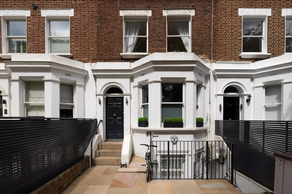 Bright South Kensington Garden Maisonette with AC and Gym Room