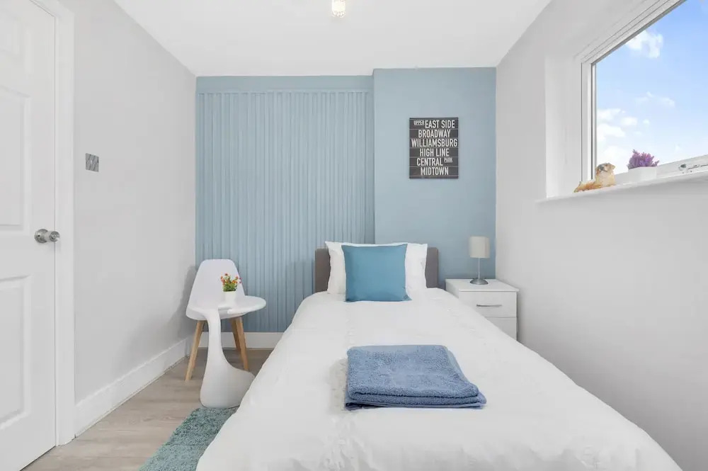 Stylish 4-bed Apartment - Parking & Central Links