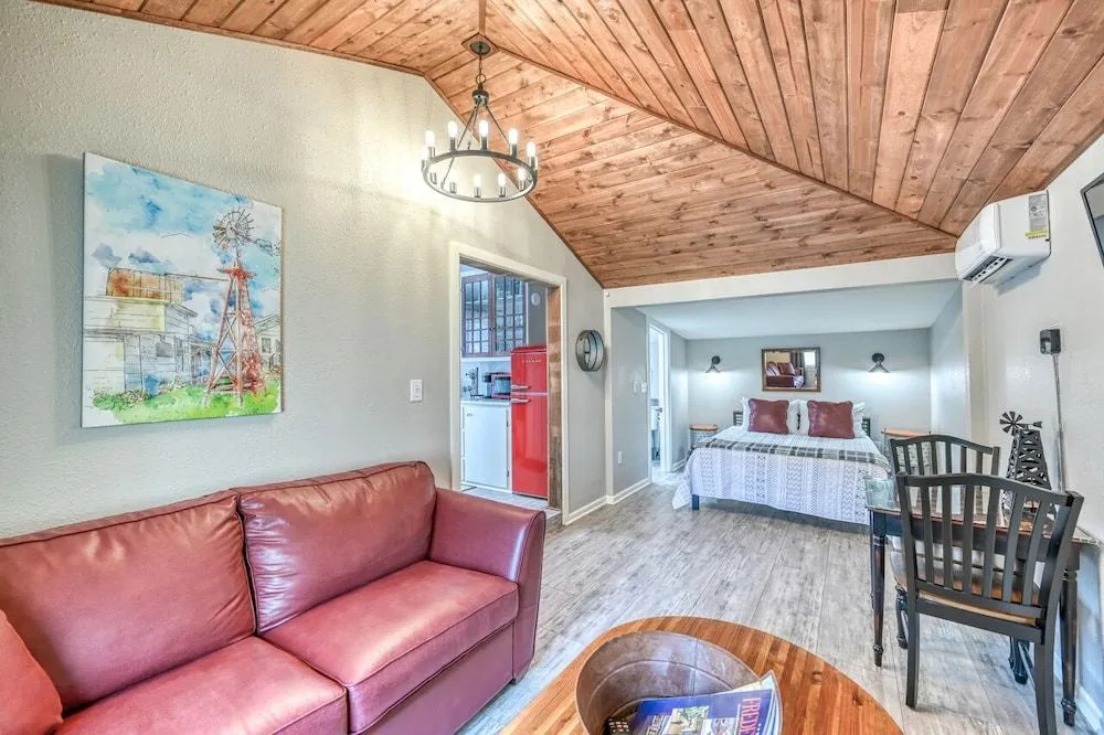 Unique Historic Wash House With Cozy Patio and Fire Table