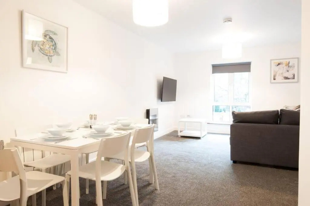 *NEW* Central Derby Apt, with Parking - Sleeps 6