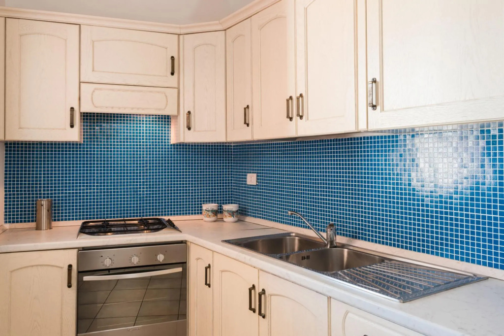 It consists of 3 bedrooms with air conditioning (one triple with a double and a single bed, a twin b-S'ABBA DI GIU'