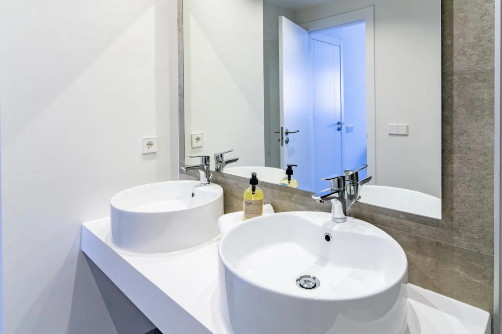 INF3- Luxury apartment close to all amenities.
