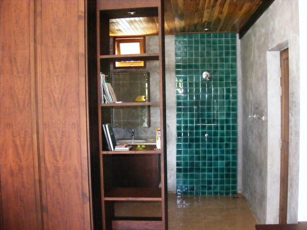Baan Banyan Villa, wood house short walk to Mae Nam beach