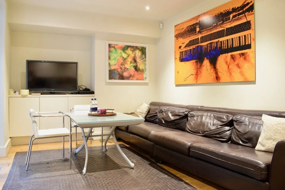 Large 2 Bedroom Flat in Ladbroke Grove With Garden