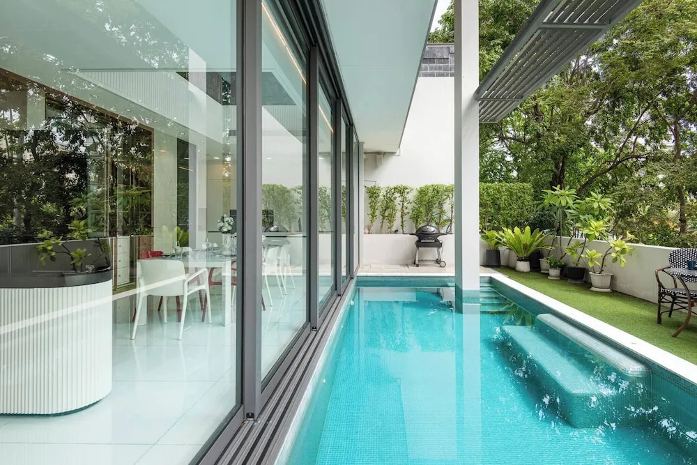 Modern Luxury Poolhaus With Lift