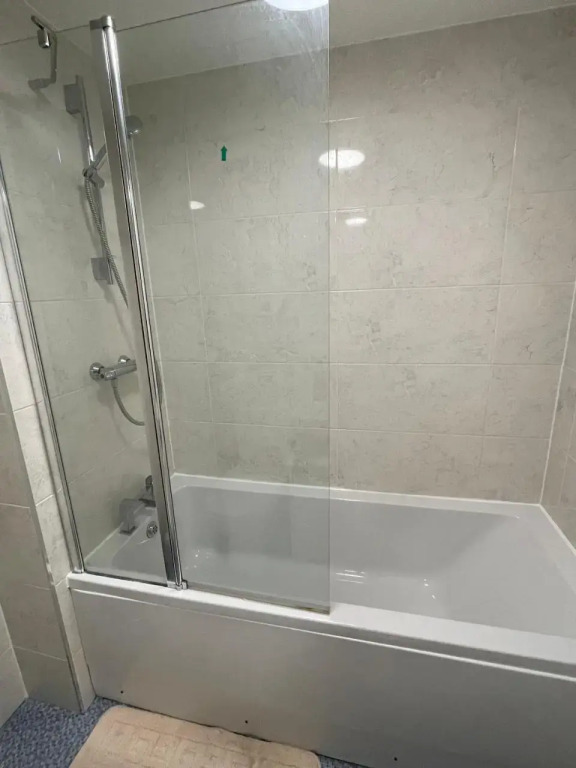 Newbuild - 3 bedrooms, 2 baths,5 mins from airport