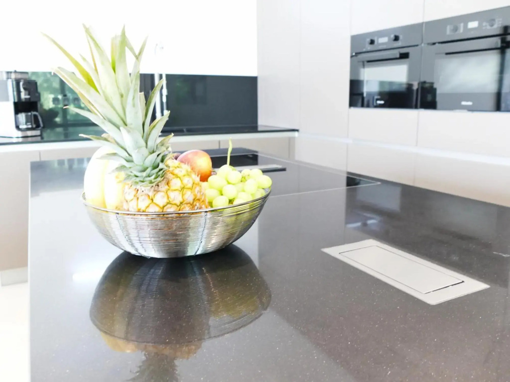Großes Apartment im Zentrum von Dresden, 2 Schlafzimmer, 2 Bäder, Balkon
