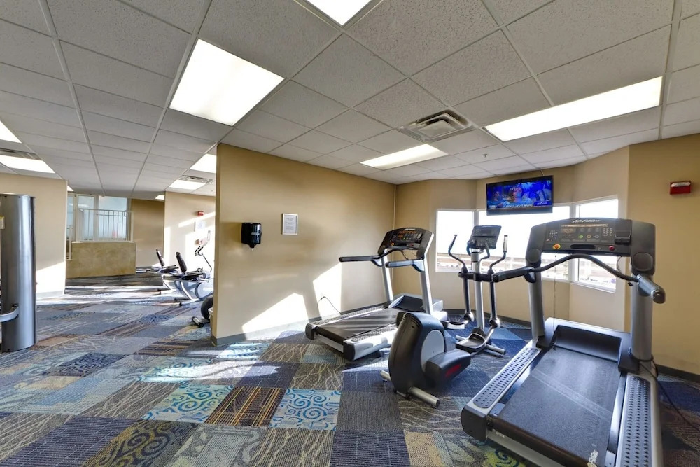 Impeccable Oceanfront W/ Pools & Huge Gym 1 Bedroom Condo