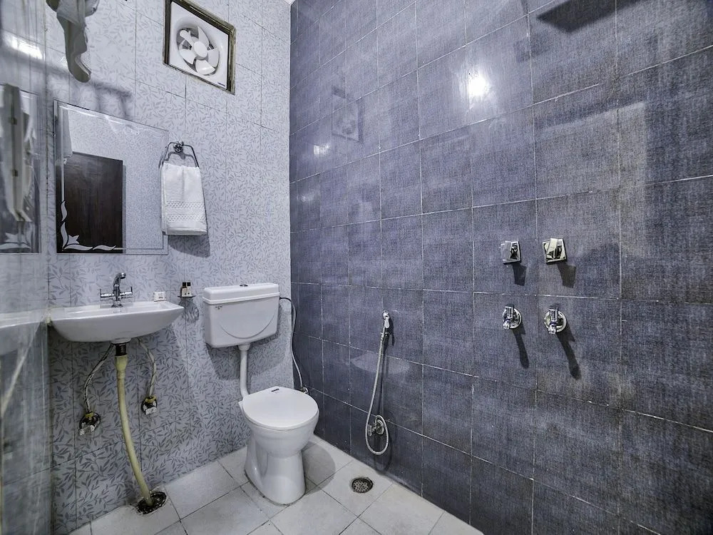 OYO 13637 Crown Residency