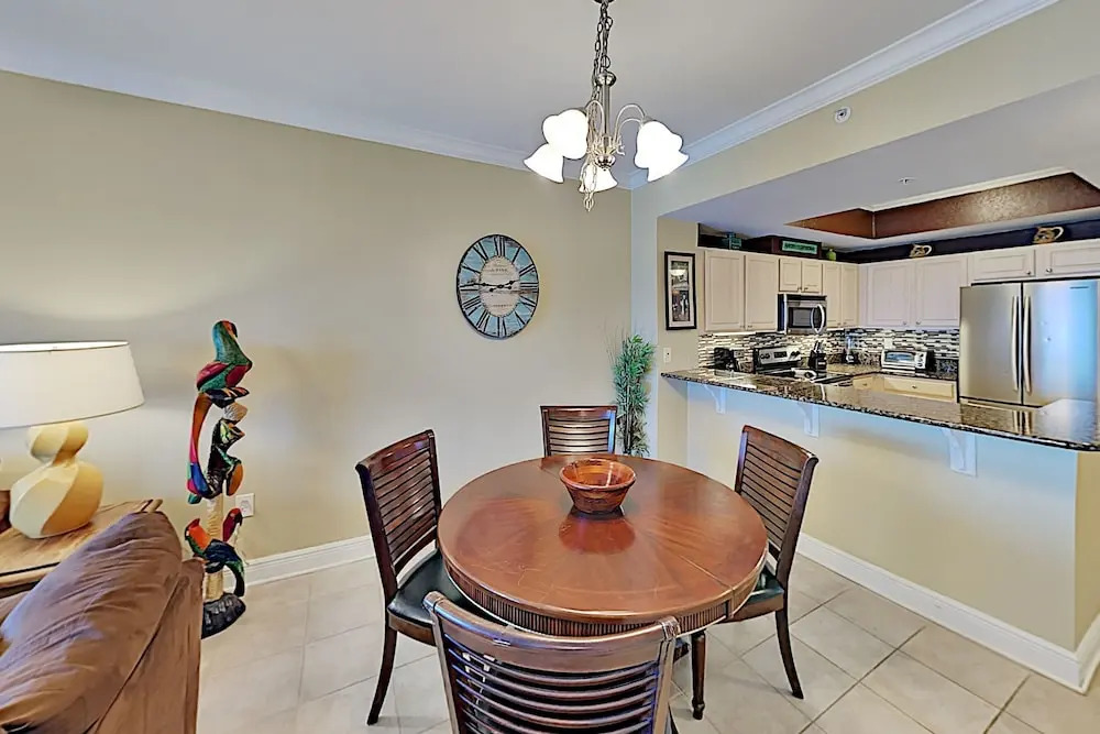 All-suite Gulf-front Getaway W/ Pools & Gym 2 Bedroom Condo