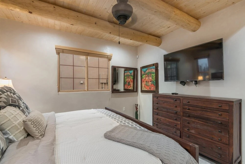 Linda - Stunning Contemporary Home, Walk to The Plaza