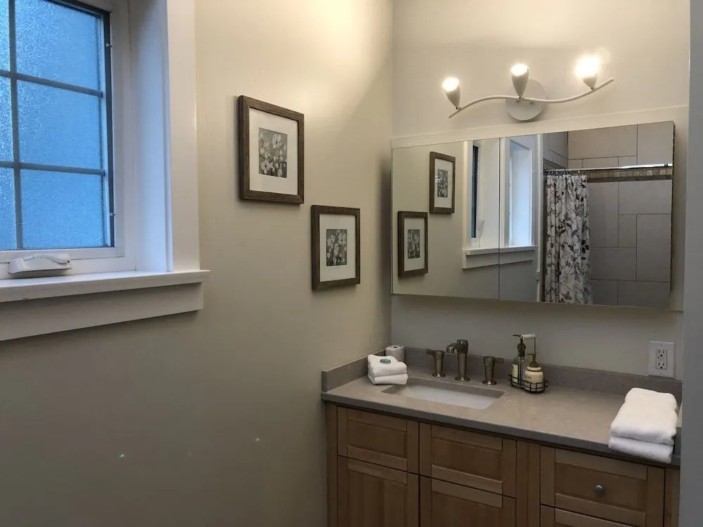 Kelowna Bed & Breakfast (CHATHAM HOUSE)