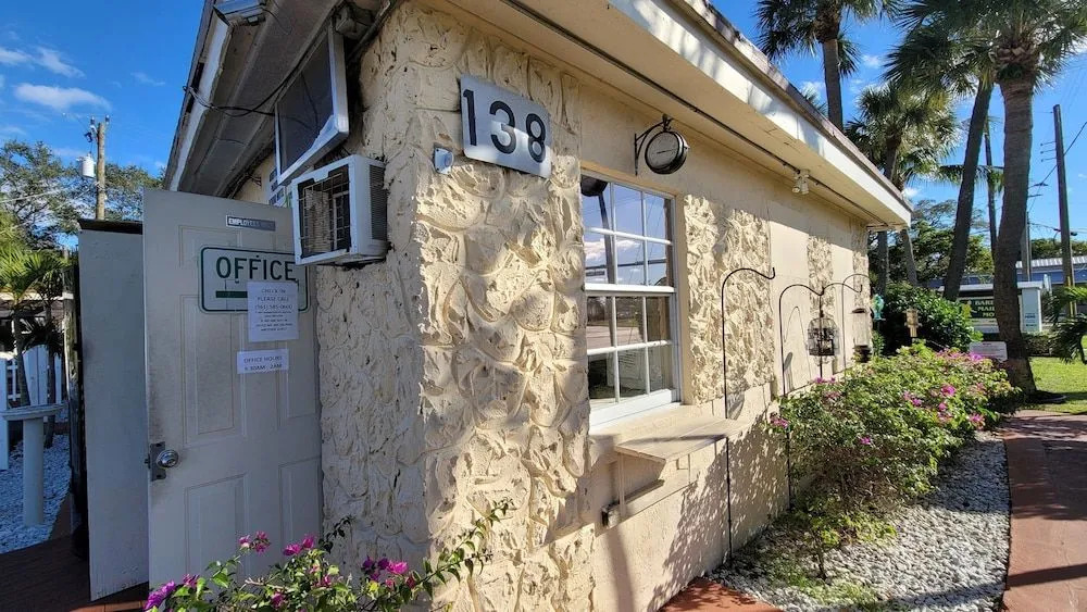 Barefoot mailman motel